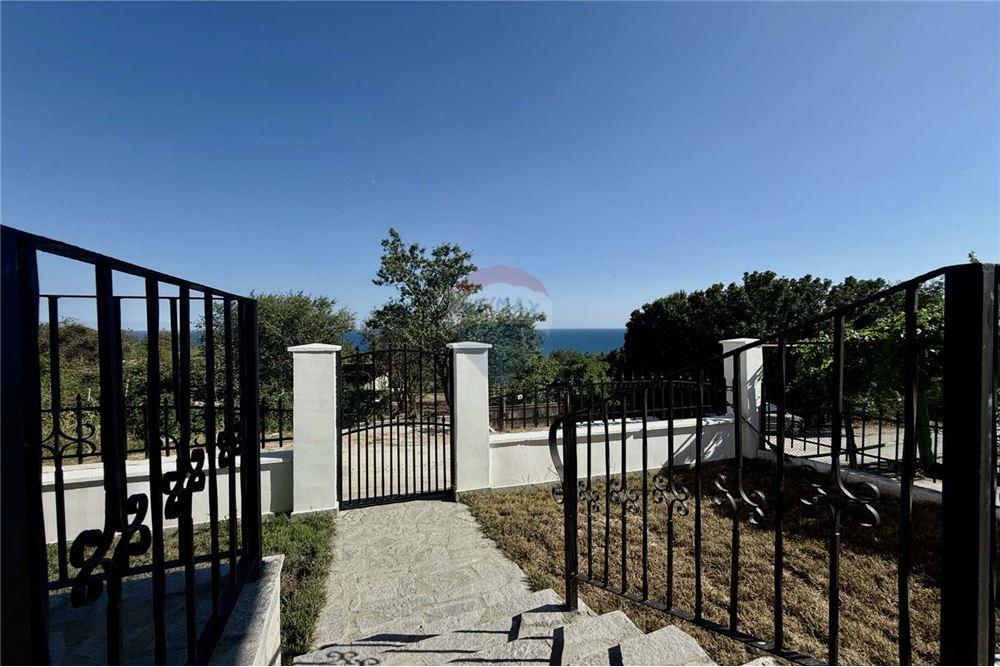 Вила - За продажба - гр. Балчик, Област Добрич, България - Просторна открита веранда с панорамна гледка към морето с достъп от всекидневна/ етаж 1 - Тераса - 360321025-236