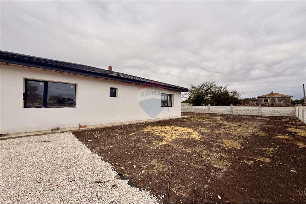 Селска къща - За продажба - с. Соколово, Област Добрич, България - Дворно място с потенциал да се изгради басейн, лятна кухня и беседка - Двор - 360321025-241