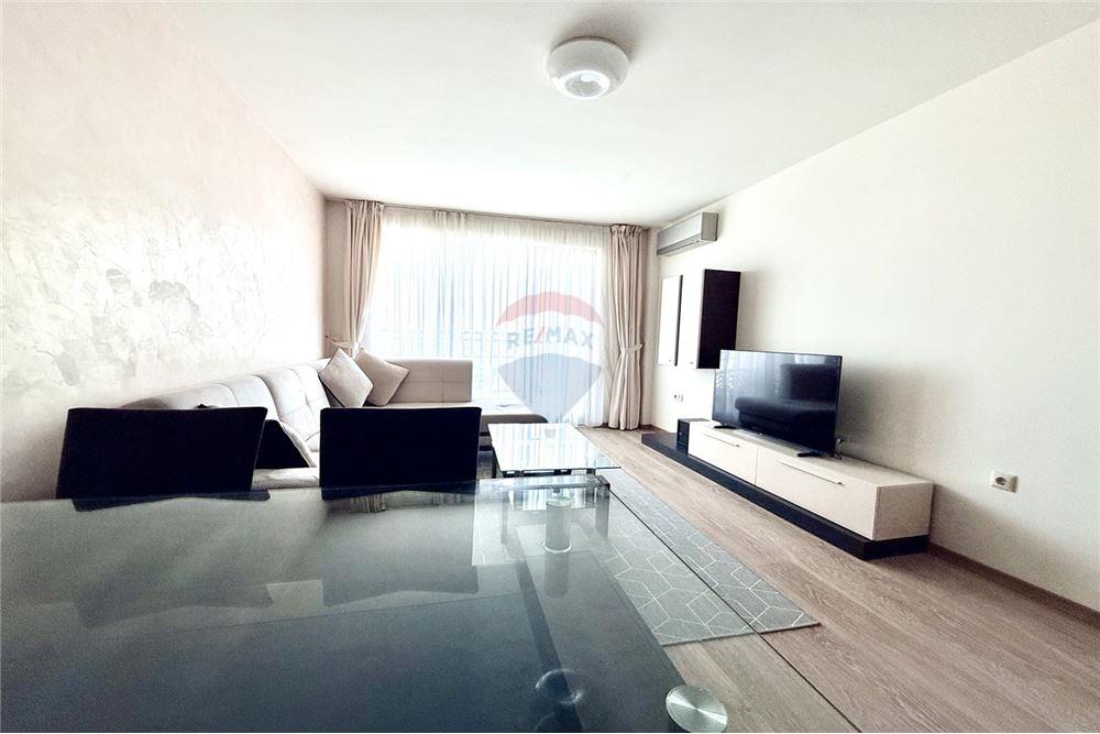 Апартамент - Под наем - к.к. Чайка, Област Варна, България - Просторна оборудвана всекидневна и трапезария с кухненски бокс и излаз към открита обща тераса с гледка към морето - Всекидневна/Трапезария - 360321025-242