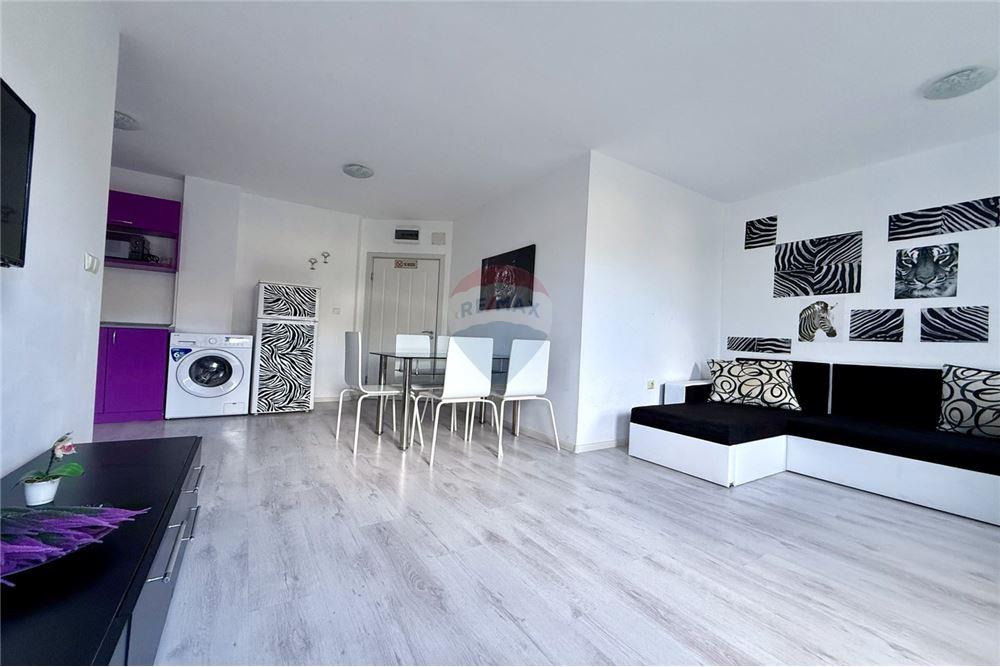 Апартамент - Под наем - гр. Балчик, Област Добрич, България - Просторна всекидневна с кухненски бокс и трапезария с изход към открита тераса - Всекидневна/Трапезария - 360321025-232