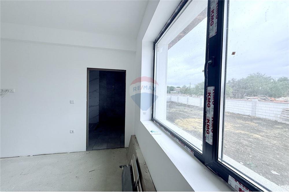 Селска къща - За продажба - с. Соколово, Област Добрич, България - Втора спалня с баня и тоалетна в едно помещение към нея - Спалня - 360321025-241