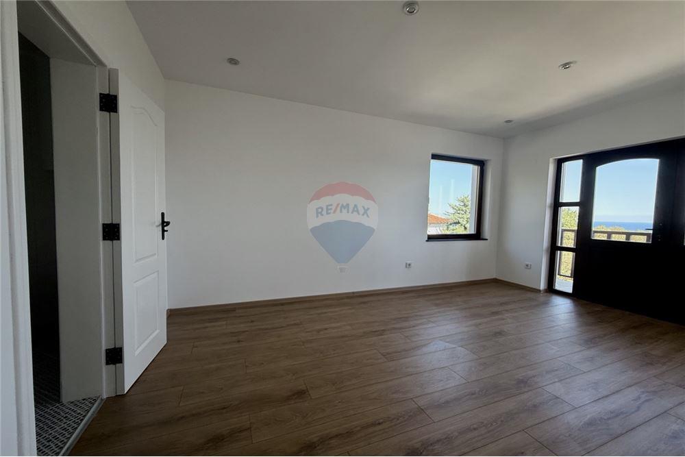 Вила - За продажба - гр. Балчик, Област Добрич, България - Първа спалня с баня и тоалетна в едно помещение към нея и с изход към открита обща тераса с панорамна морска гледка/ етаж 2 - Спалня - 360321025-236