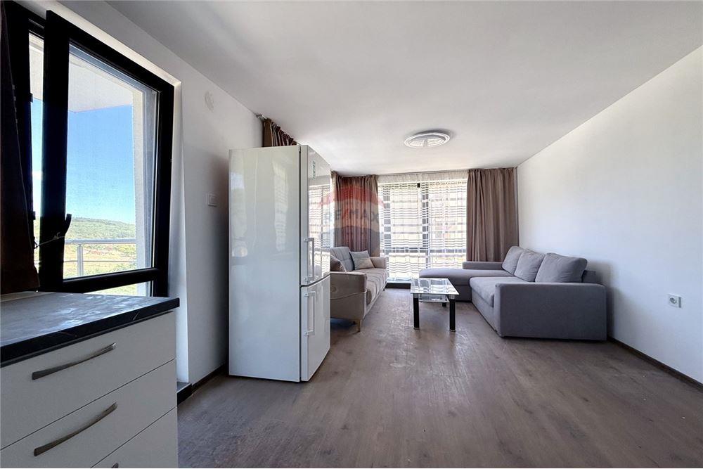 Апартамент - За продажба - гр. Варна, Област Варна, България - Слънчева всекидневна и трапезария с кухненски бокс с частична морска гледка и изход към обща открита панорамна тераса - Всекидневна/Трапезария - 360321025-247