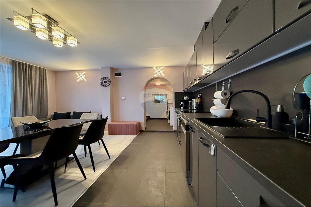 Градска къща - За продажба - гр. Балчик, Област Добрич, България - Просторна и модерно обзаведена и оборудвана всекидневна с  кухненски бокс и трапезария - Всекидневна/Трапезария - 360321025-245