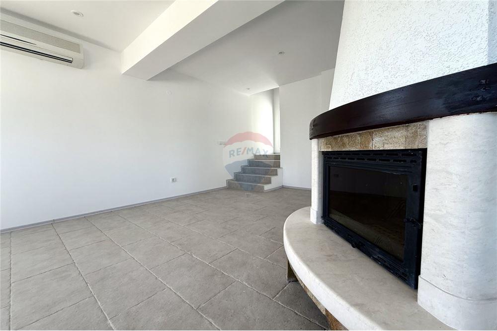 Вила - За продажба - гр. Балчик, Област Добрич, България - Просторна всекидневна и трапезария с кухненски бокс и камина с панорамна гледка към морето и изход към открита веранда/ етаж 1 - Всекидневна/Трапезария - 360321025-236