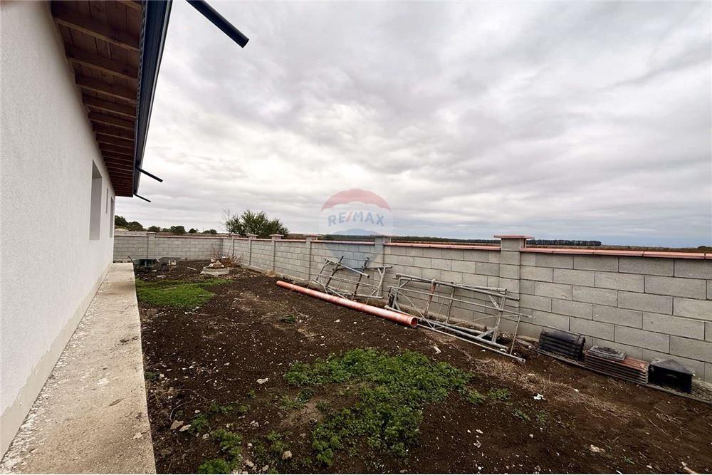 Селска къща - За продажба - с. Соколово, Област Добрич, България - Дворно място с потенциал да се изгради басейн, лятна кухня и беседка - Двор - 360321025-241