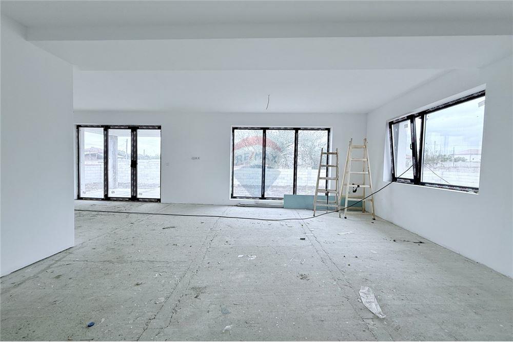 Селска къща - За продажба - с. Соколово, Област Добрич, България - Просторна и слънчева всекидневна със зонирани кухненски бокс и трапезария с изход към просторна открита веранда - Всекидневна/Трапезария - 360321025-241