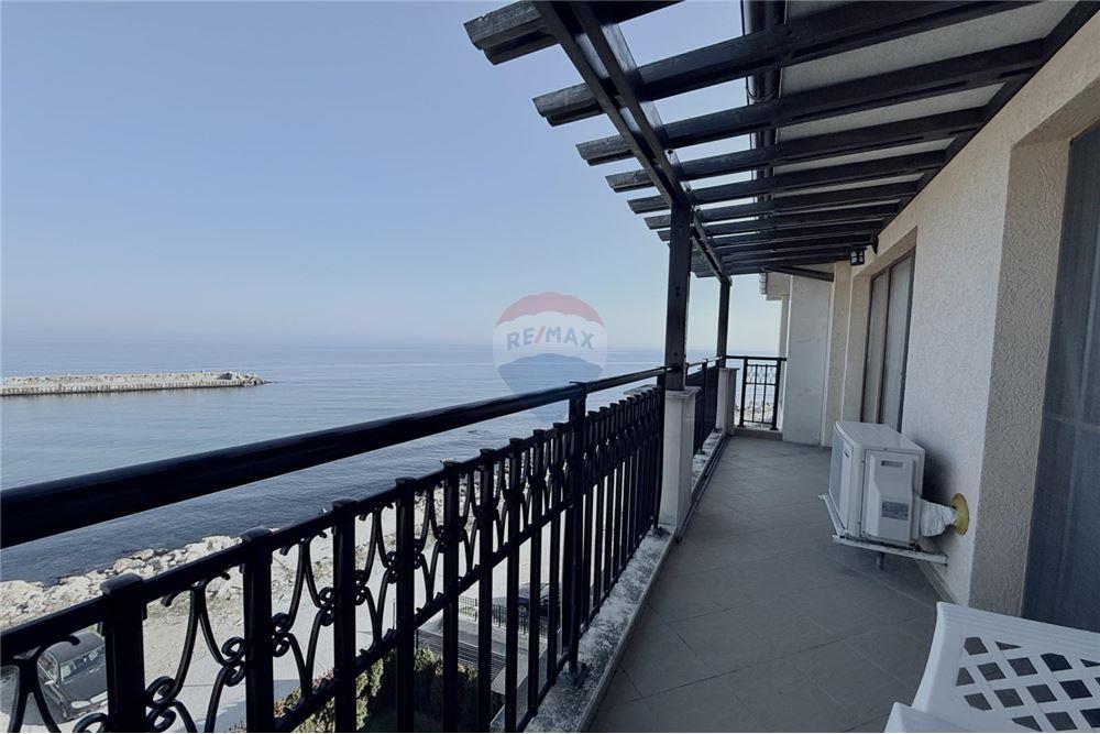 Апартамент - Под наем - к.к. Чайка, Област Варна, България - Открита тераса с гледка към морето и достъп от всекидневна и спалня - Тераса - 360321025-242
