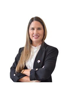 Candelaria Lozada - RE/MAX Ultra