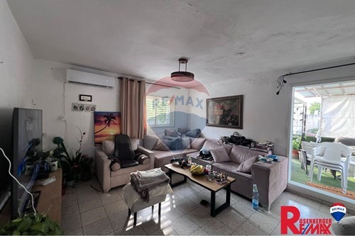 Residential - Apartment with roof - Holon, Israel - HE