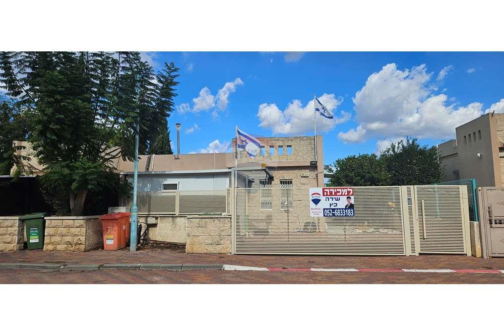 Dzīvojamais - Pilsētas savrupmāja - AHUZZAT BARAQ, Israel - HE - הבית מבחוץ.jpg - 830541021-500