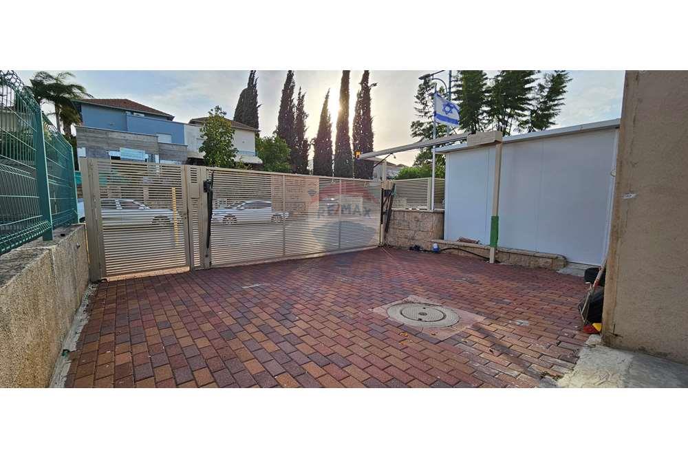 Dzīvojamais - Pilsētas savrupmāja - AHUZZAT BARAQ, Israel - HE - חניה 2.jpg - 830541021-500