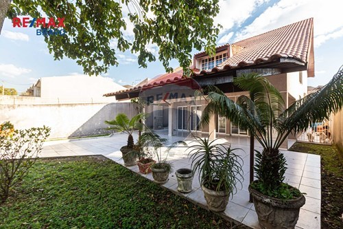 Venda-Casa-Rua Wilson Valdívia Domingues , 116  - Jardim das Américas , Curitiba , Paraná , 81540170-560371010-49