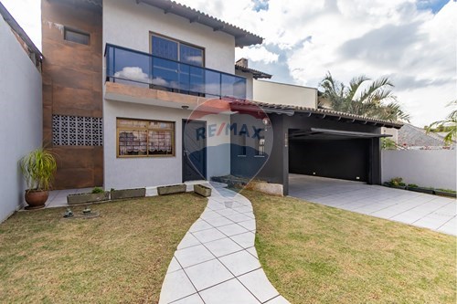 Venda-Sobrado-candido portinari , 104  - Banco Caixa Economica  - Guabirotuba , Curitiba , Paraná , 81510-360-560431028-52