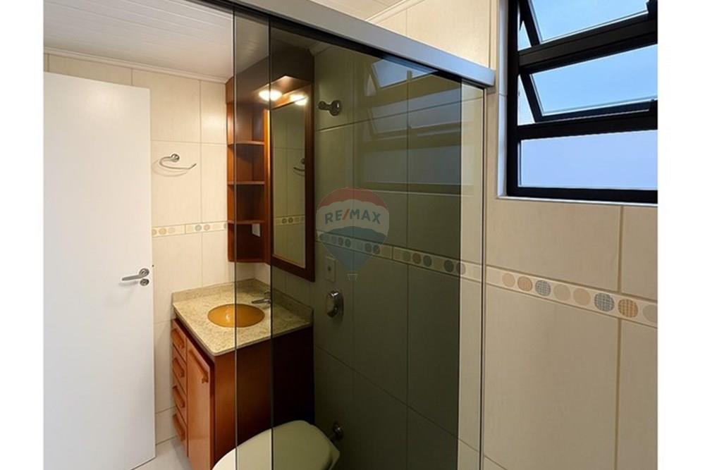 Apartamento - Venda - Curitiba , Paraná - Banheiro moderno com elementos de madeira.jpg - 560321114-18