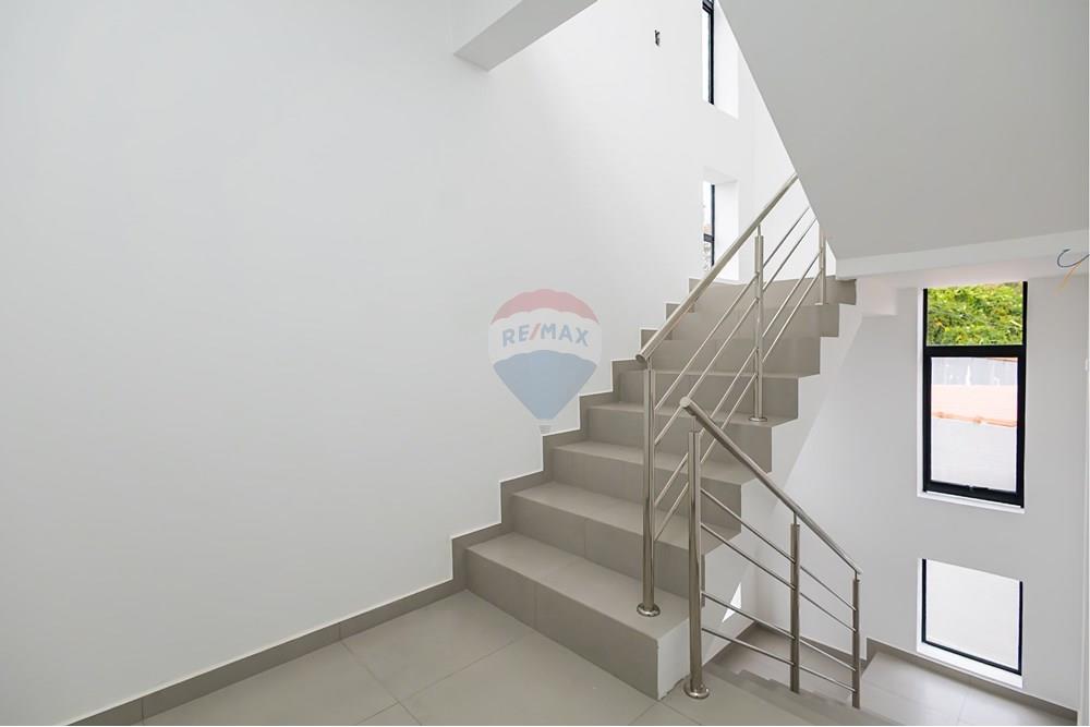 Sobrado - Venda - Curitiba , Paraná - 75 ESCADA.jpg - 560341034-58