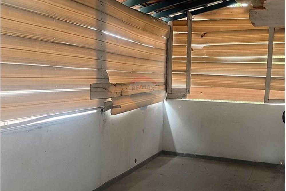 Ponto Comercial/ Loja - Alugar - Rio de Janeiro , Rio de Janeiro - Corredor Abandonado com Luz Solar.jpeg - 570371043-8