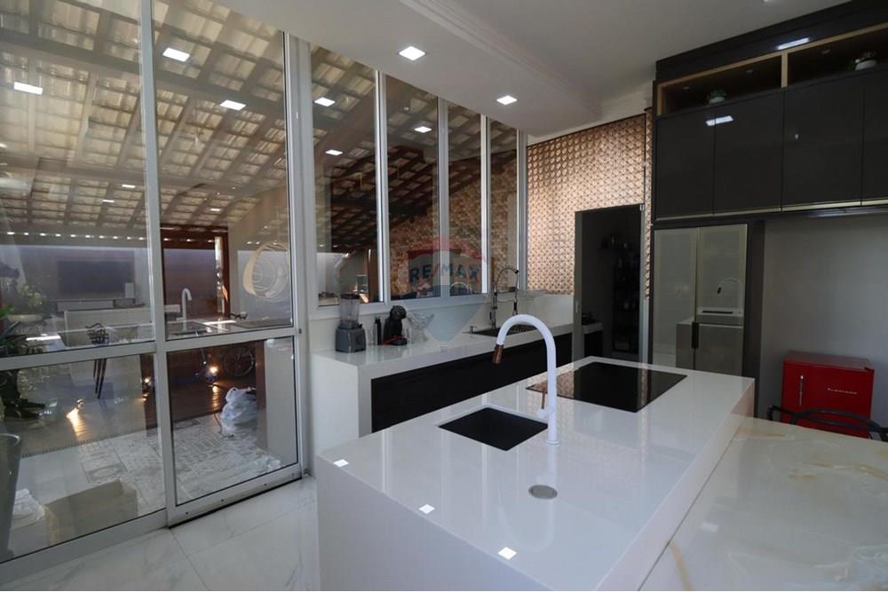 Casa à venda com 4 quartos, 350m² - Foto 1