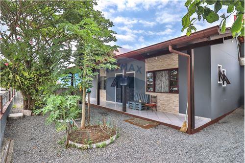 Venda-Casa-Rua Itapema , 64  - Frente VB Calhas  - Quintino , Timbó , Santa Catarina , 89120000-590211017-1