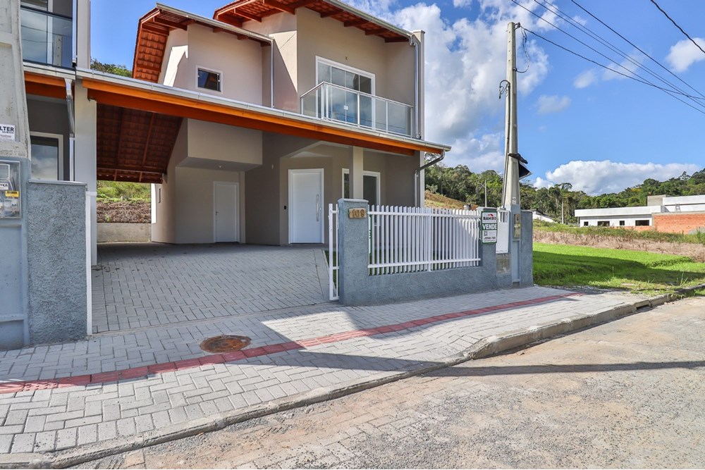 Sobrado Novo 4 QUARTOS(1 SUÍTE): Conforto e Modernidade em Indaial! - foto 1