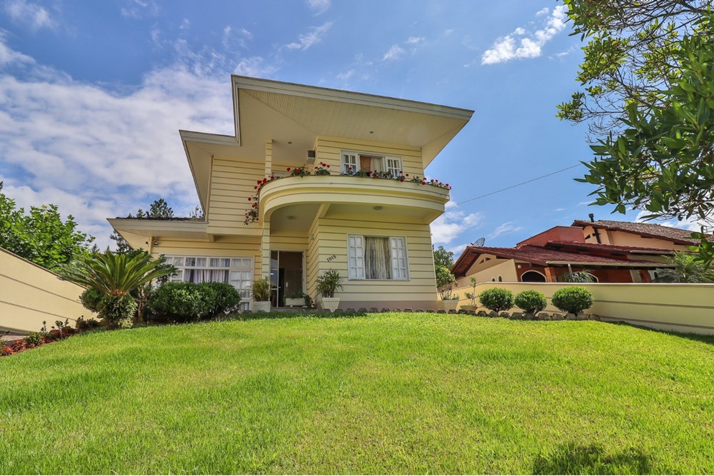 Casa de Luxo em Timbó: Conforto e Elegância - foto 1