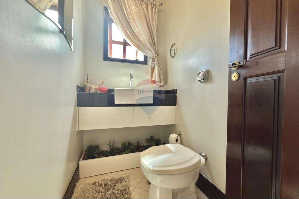 Casa de Alto Padrão 03 Dormitórios sendo 01 Suíte e 04 vagas de garagem — foto 7