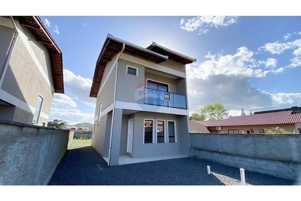 "Lindo Sobrado, 3 Quartos sendo 2 Suítes" em Indaial - foto 1