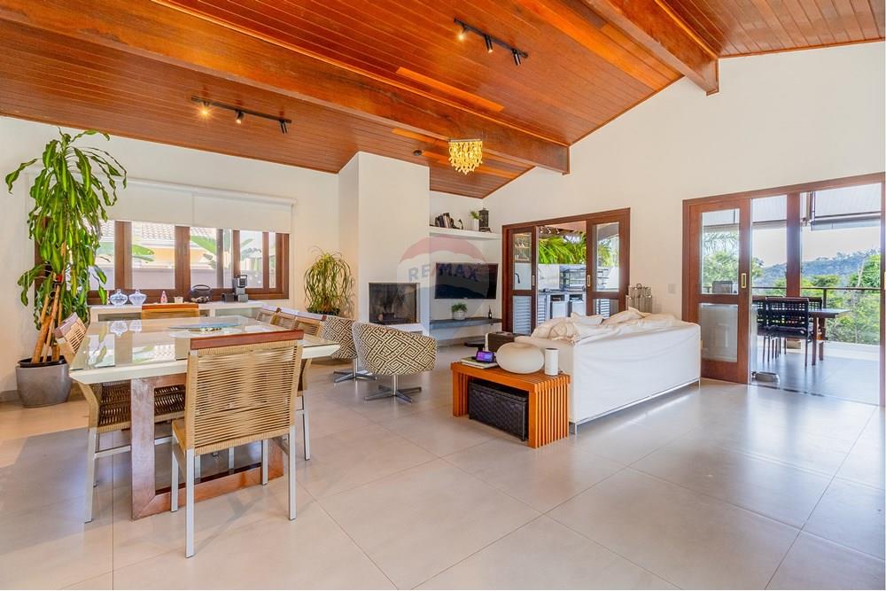 Casa de Condomínio à venda com 6 quartos, 355m² - Foto 2