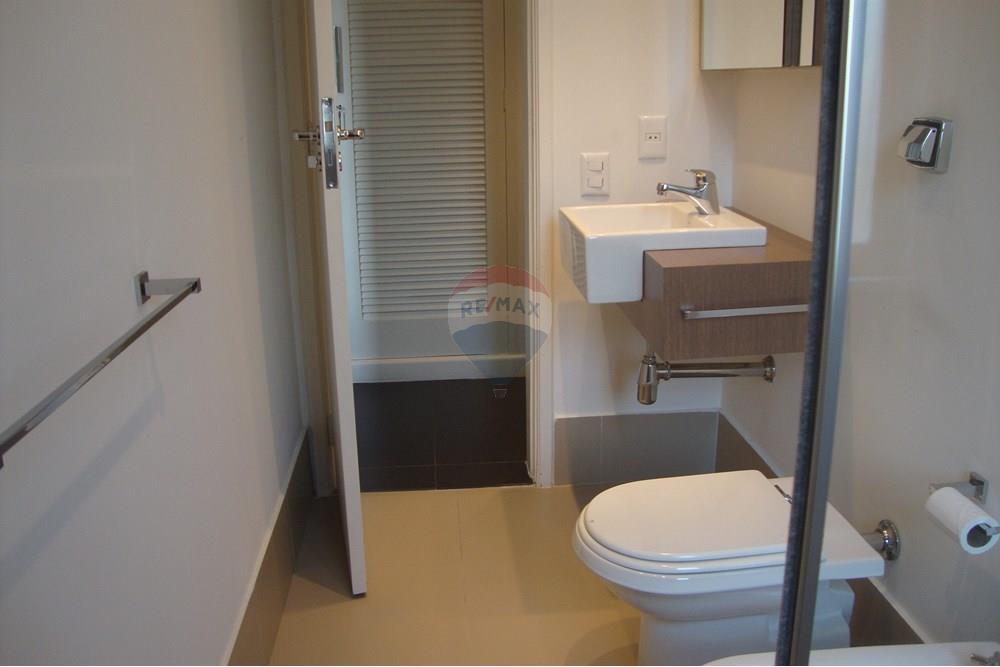 Apartamento - Alugar - São Paulo , São Paulo - Vista do lavabo com o porta-toalha de banho e o porta-toalha de rosto, todos de metal cromado.JPG - 601361019-3071