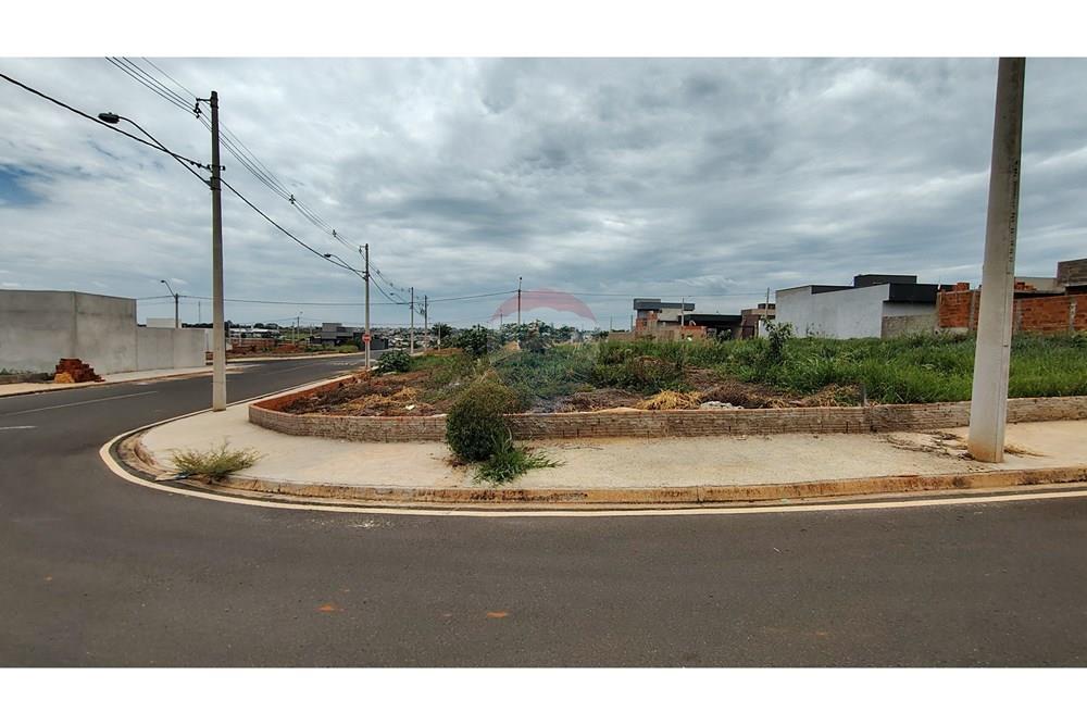 Terreno / Lote / Condomínio  à venda, 208m² — foto 1 de 14