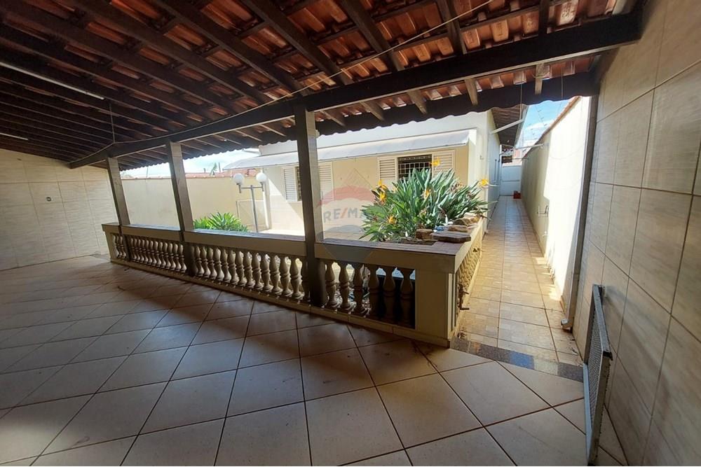 Casa - Venda - Botucatu , São Paulo - are ade lazer de costas para a churrasqueira.jpeg - 630111087-3