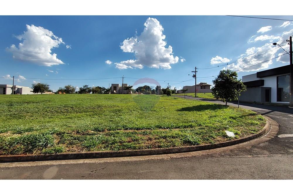 Terreno / Lote / Condomínio  à venda, 305m² — foto 1 de 18