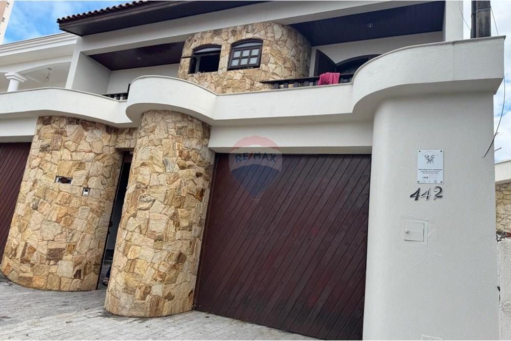 Casa à venda com 4 quartos, 250m² - Foto 2