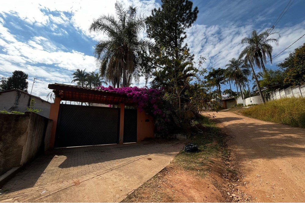 Chácara à venda com 4 quartos, 220m² - Foto 1