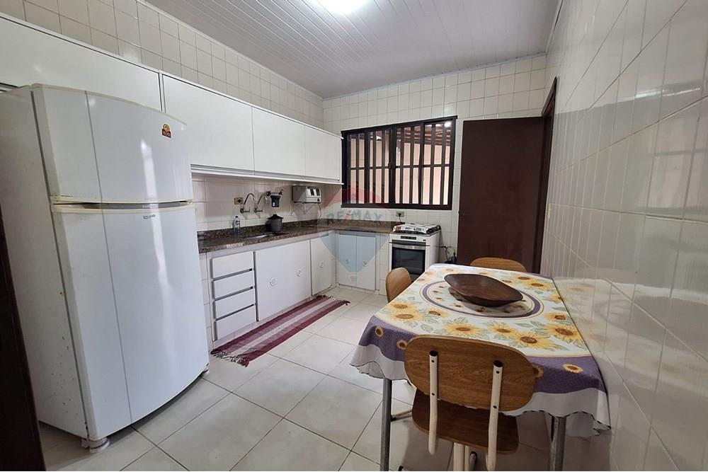 Sobrado - Venda - Bertioga , São Paulo - sobrado-a-venda-no-centro-de-bertioga-com-3-quartos-e-1-suites-50m-da-praia-remax-690341014-14-corretora-paula-jacometti-foto16. - Cozinha - 690341014-14