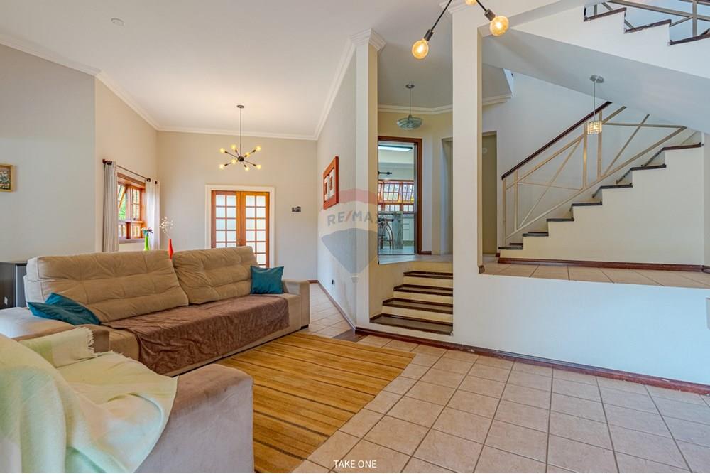 Casa de Condomínio - Venda - Vinhedo , São Paulo - sala de TV com escada.jpg - Sala de estar - 690131002-44