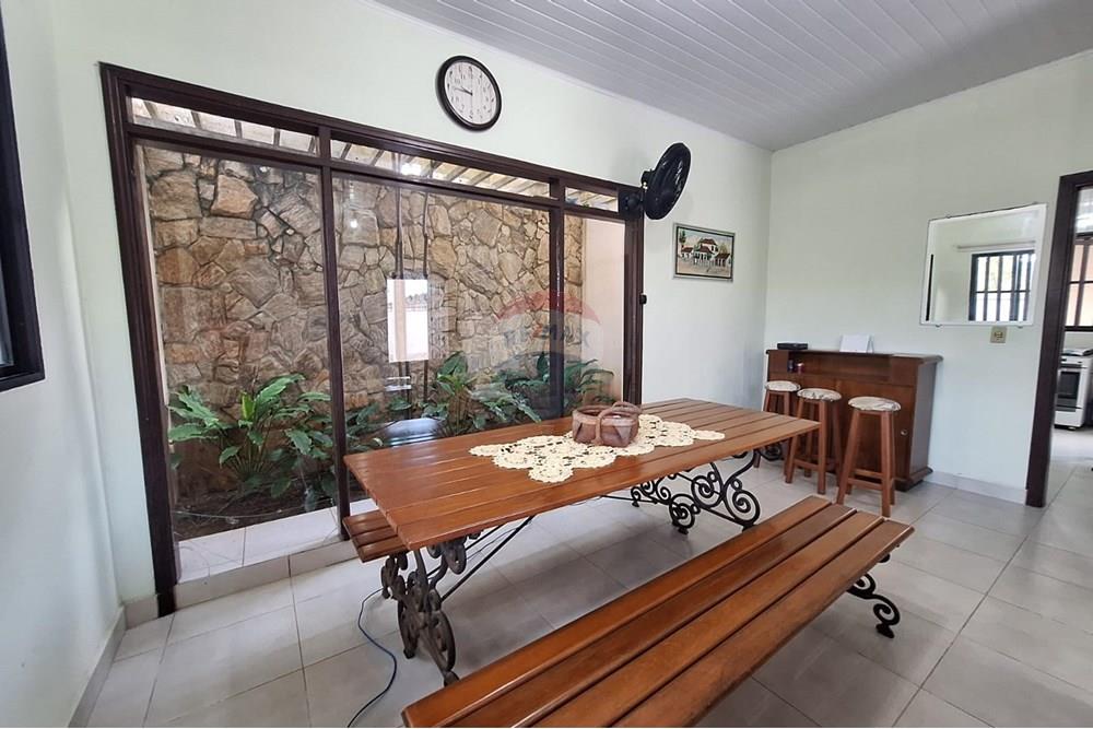 Sobrado - Venda - Bertioga , São Paulo - sobrado-a-venda-no-centro-de-bertioga-com-3-quartos-e-1-suites-50m-da-praia-remax-690341014-14-corretora-paula-jacometti-foto15. - Jardim de Inverno - 690341014-14