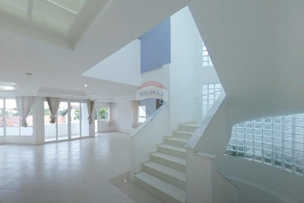 Casa de Condomínio - Alugar - Santana de Parnaíba , São Paulo - SalaPrincipal_Escadanew.jpg - 690951039-14