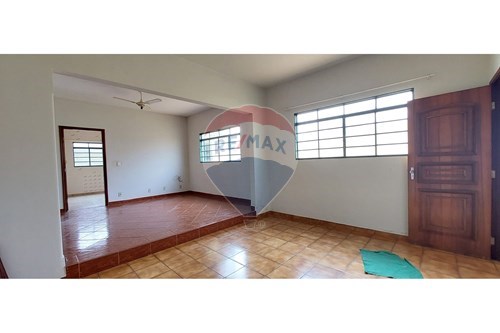 Venda-Casa-Rua 12 , 442  - Centro , Orlândia , São Paulo , 14620-000-780111001-159