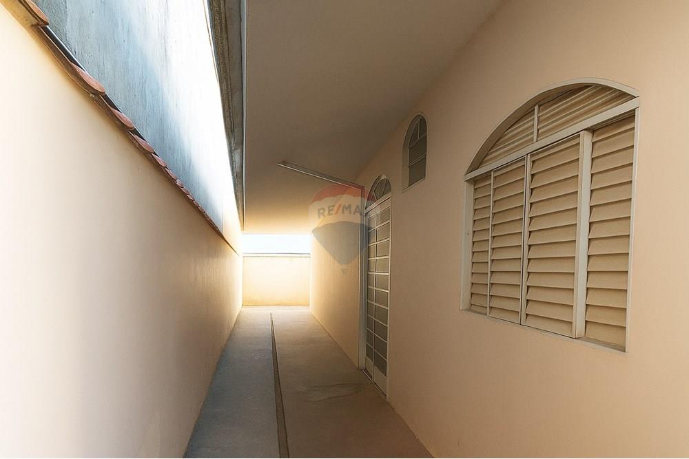 Casa - Venda - Franca , São Paulo - A_photograph_captures_a_narrow_outdoor_corridor_be.jpg - 780231035-35