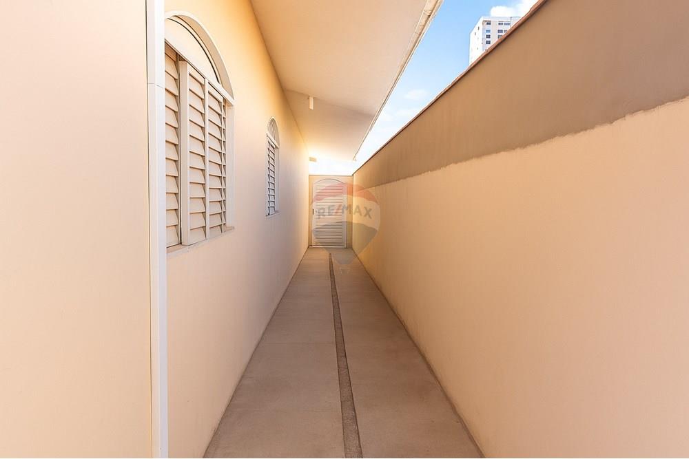 Casa - Venda - Franca , São Paulo - A_photograph_captures_a_long,_narrow_outdoor_corri.jpg - 780231035-35