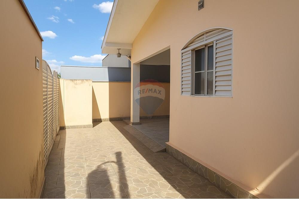 Casa - Venda - Franca , São Paulo - A_photograph_captures_a_narrow_outdoor_corridor_ad.jpg - 780231035-35