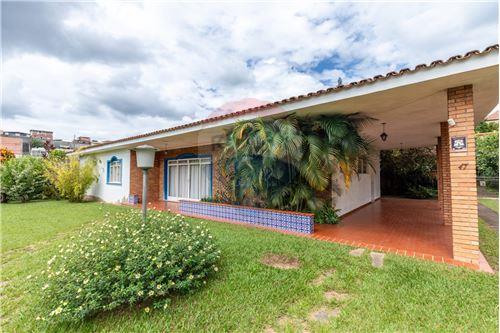 Venda-Casa-Rua Goianás , 47  - Parque Guarua , Juiz de Fora , Minas Gerais , 36021460-860241113-26