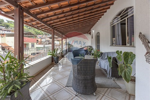 Venda-Casa-Rua José Libânio Rodrigues , 946  - Bandeirantes , Juiz de Fora , Minas Gerais , 36047000-860231017-140