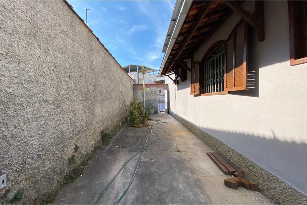 Casa - Alugar - Juiz de Fora , Minas Gerais - Corredor externo - entrada lateral.jpeg - 860271015-22