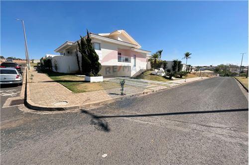 Venda-Casa de Condomínio-Avenida Olivia Fonseca Teixeira , 310  - Guilhermina Vieira Chaer , Araxá , Minas Gerais , 38180-828-870431058-12