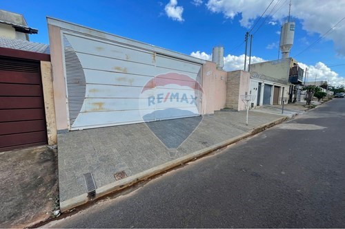 Venda-Casa-Rua Idélcio José Rufino , 865  - Igreja Mãe Rainha  - Parque das Mangabeiras , Araxá , Minas Gerais , 38182-472-870431031-30