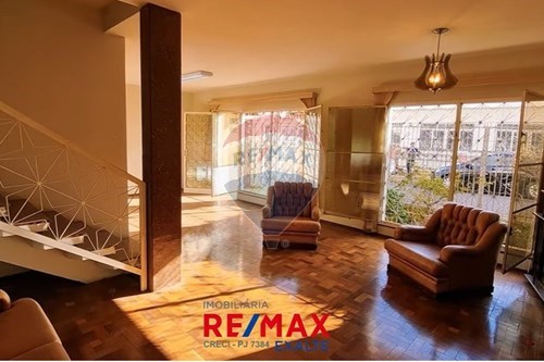 Venda-Casa-Rua Tiradentes , 745  - Centro , São Sebastião do Paraíso , Minas Gerais , 37950030-870601029-79