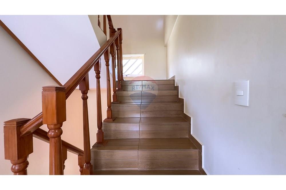 Casa - Venda - Brasília , Distrito Federal - FOTO DA ESCADA EM MADEIRA.jpg - 880341024-120