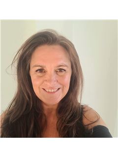 Associate - Ellen Kusters - RE/MAX ISLAND PROPERTIES